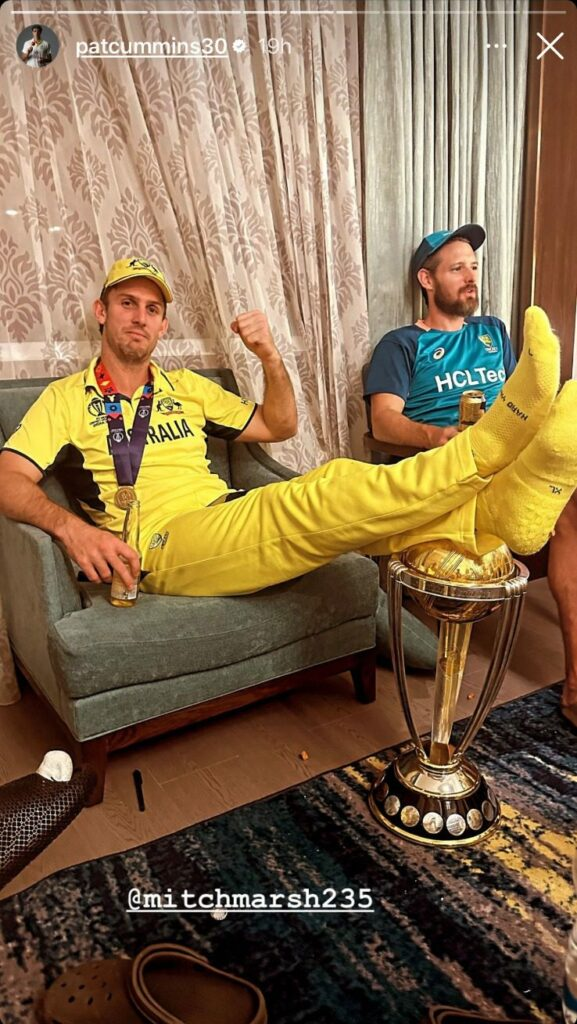 Mitch Marsh Viral Photo Realty: ICC वर्ल्ड कप की ट्रॉफी को पैरों के नीचे रखता दिखाई दिया यह खिलाडी!जाने पूरा सच , 3 image 11